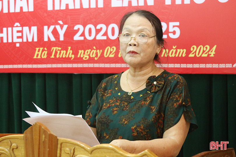 Phó Chủ tịch Hội Khuyến học Hà Tĩnh Trần Thị Hồng báo cáo kết quả 6 tháng đầu năm. z5594947110384_00efd88432e0282456a373e43ede9bf6.jpg