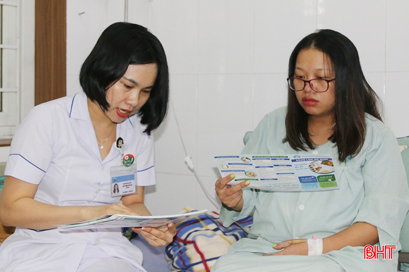 Nhiều bà mẹ ở Hà Tĩnh đã được các nhân viên y tế tư vấn về tầm quan trọng của việc sàng lọc sơ sinh cho trẻ. z5613649652794_a5333b99b0db529c4cac820c2d28b2df (1).jpg