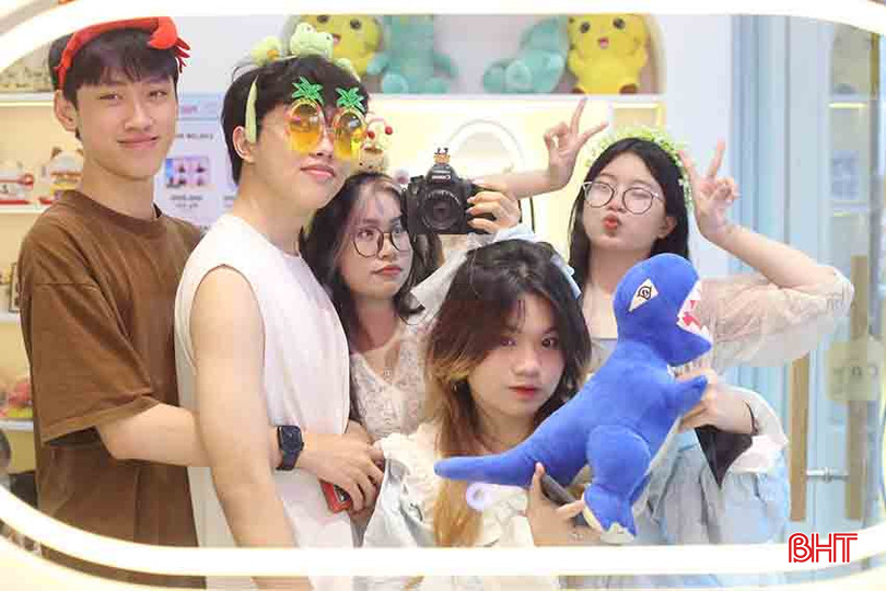 Những giây phút thoải mái vui đùa của Phương Uyên (ngoài cùng bên phải) cùng bạn bè trong kỳ nghỉ hè muộn. b2.jpg