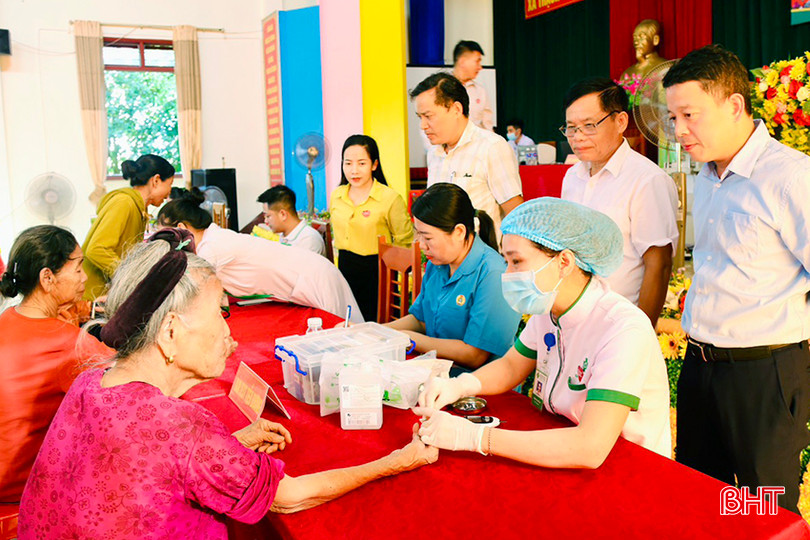 Bên cạnh đó, tư vấn, hướng dẫn người dân về cách bảo vệ, chăm sóc sức khỏe, phòng chống dịch bệnh; tư vấn dinh dưỡng cho các đối tượng mắc bệnh mãn tính như: tăng huyết áp, đái tháo đường… Tại chương trình, BTC trao hơn 300 suất quà trị giá hơn 43 triệu đồng cho các gia đình chính sách, người có công với cách mạng. Bên cạnh đó, tư vấn, hướng dẫn người dân về cách bảo vệ, chăm sóc sức khỏe, phòng chống dịch bệnh; tư vấn dinh dưỡng cho các đối tượng mắc bệnh mãn tính như: tăng huyết áp, đái tháo đường… Tại chương trình, BTC trao hơn 300 suất quà trị giá hơn 43 triệu đồng cho các gia đình chính sách, người có công với cách mạng.
