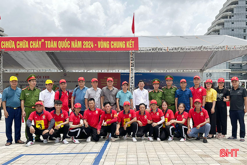 Phó Chủ tịch UBND tỉnh Lê Ngọc Châu, lãnh đạo Công an tỉnh và các đơn vị chụp ảnh lưu niệm cùng đội thi Hà Tĩnh. ssssssss.jpg