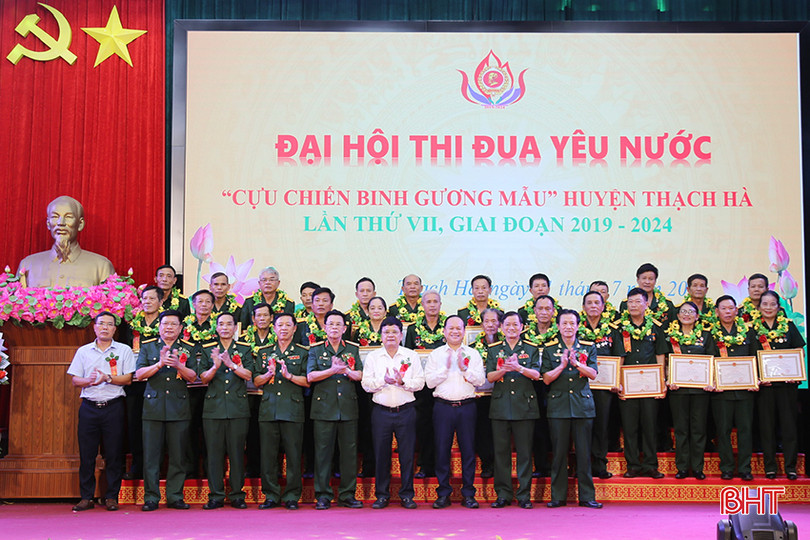 Tại đại hội, 1 tập thể và 2 cá nhân được nhận bằng khen của Chủ tịch Hội CCB tỉnh; vinh danh 7 tập thể, 16 cá nhân điển hình tiên tiến trong thực hiện phong trào. 1.jpg