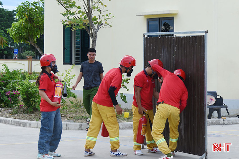 Sau khi trở về từ Bình Định, các thành viên đội thi tiếp tục luyện tập thuần thục các kỹ năng thực hành và kiến thức lý thuyết. DSC_s6649.jpg