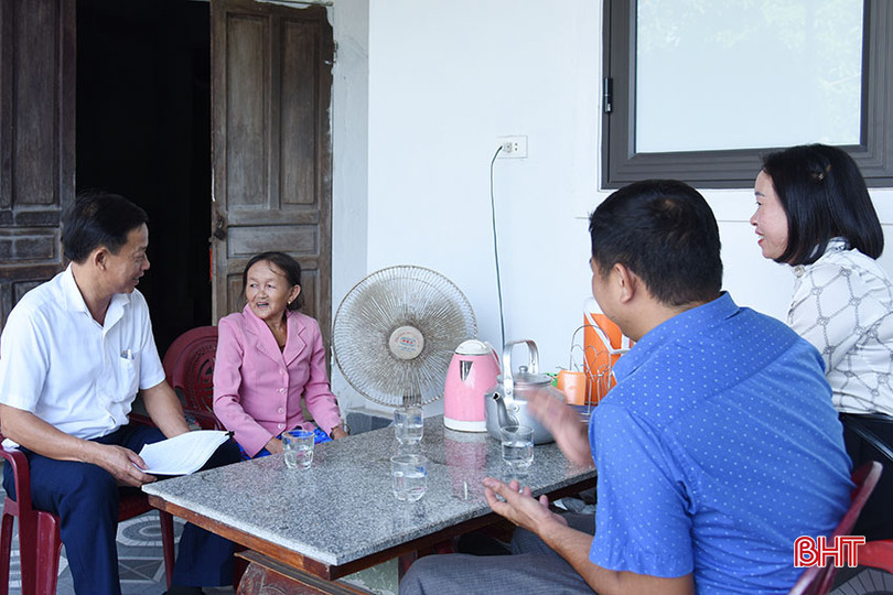 Sự thay đổi sau nhiều năm công tác ở một vị trí đã mang đến khí thế mới cho tân Phó Chủ tịch Ủy ban MTTQ huyện Nguyễn Duy Lam (ngoài cùng bên trái) trong thực hiện nhiệm vụ. DSC_6746 copy.jpg
