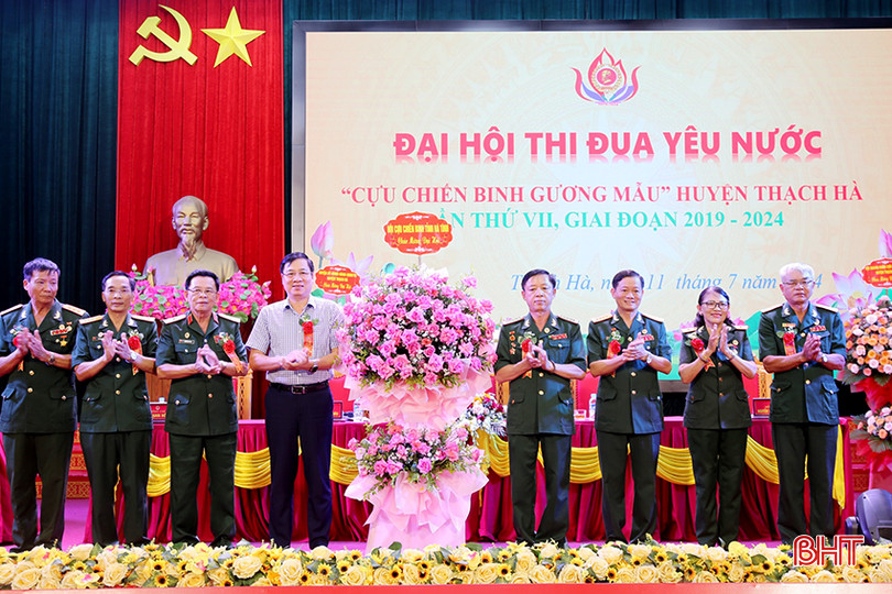 Lãnh đạo Ban Dân vận Tỉnh ủy, Hội CCB tỉnh tặng hoa chúc mừng đại hội. 4.jpg
