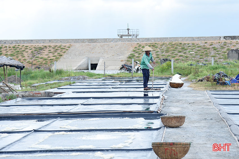 Bạt hấp thụ ánh nắng tốt, giúp thời gian kết tinh hạt muối giảm từ 10 - 12 giờ xuống còn 7 - 8 giờ. DSC_6535 copy.jpg