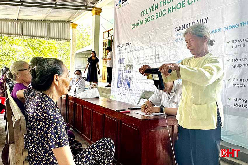 Nhờ thực hiện tốt công tác truyền thông nên chiến dịch chăm sóc SKSS/KHHGĐ tại xã Kỳ Sơn (huyện Kỳ Anh) thu hút đông đảo người dân tới tham gia. z5435098071691_d399b6a77b6f050202d2973e1ef126c8.jpg