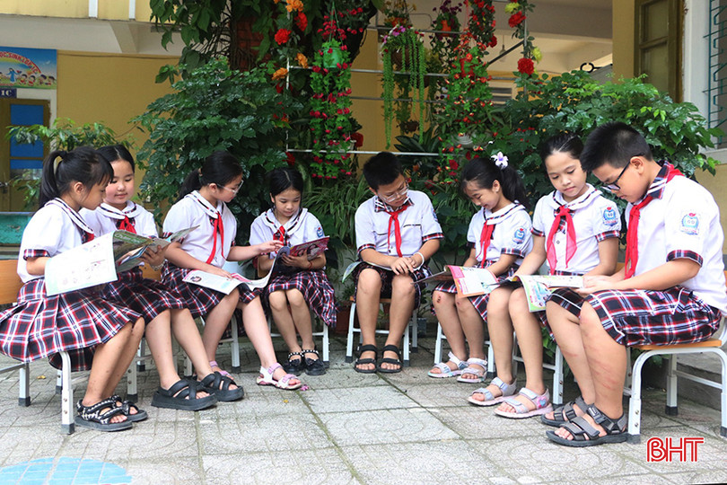 Học sinh Trường Tiểu học Tân Giang (TP Hà Tĩnh) say mê đọc sách, báo. z5428310703307_6f6e2488dbf15f93b5b1c6fbfd424de2.jpg