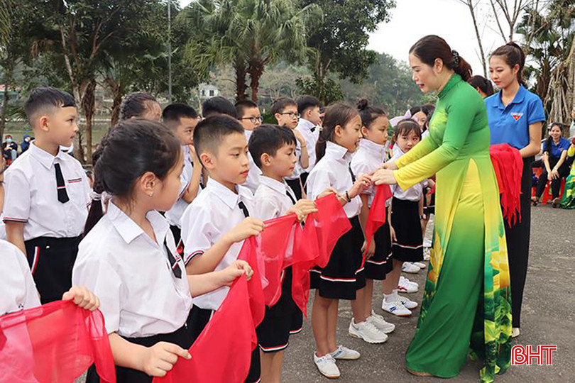 Học sinh Trường Tiểu học thị trấn Đức Thọ được kết nạp vào Đội tại Khu di tích cố Tổng Bí thư Trần Phú. ảnh 4, (1).jpg