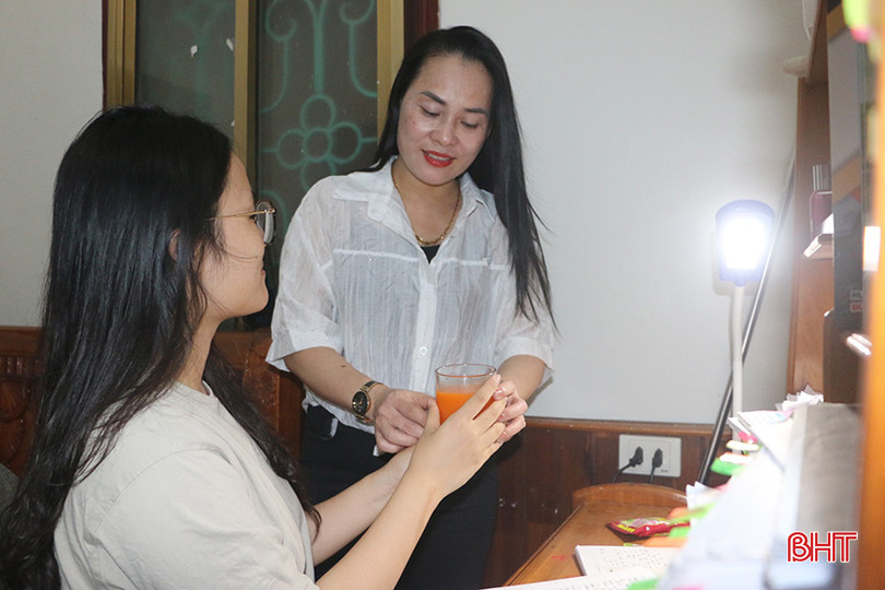 Chị Đặng Thị Thu Hòa luôn ưu tiên các món ăn, thức uống bổ dưỡng để giúp con gái có sức khỏe tốt trong mùa ôn thi. z5428233035405_47433c1778d848858960c3cad703608e.jpg