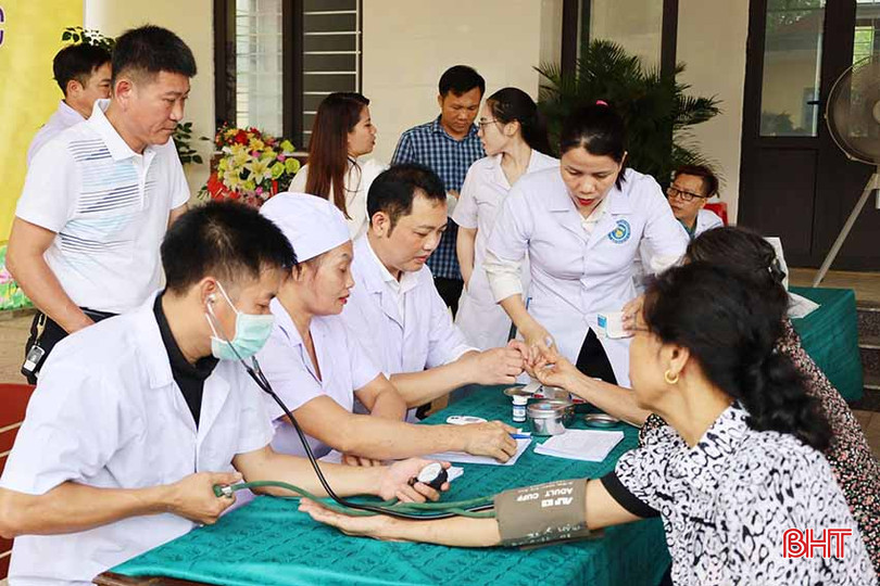 Người dân xã Hương Trạch (huyện Hương Khê) được khám, tư vấn, chăm sóc sức khỏe. 124.jpg