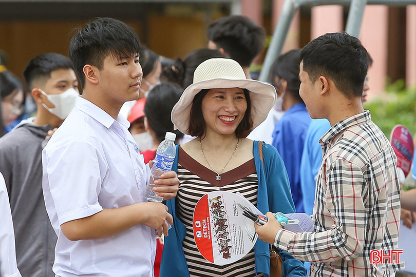 Sự đồng hành của phụ huynh sẽ giúp các sĩ tử Hà Tĩnh tự tin "vượt vũ môn". (Ảnh tư liệu). 144d2133538t18822l0.jpg