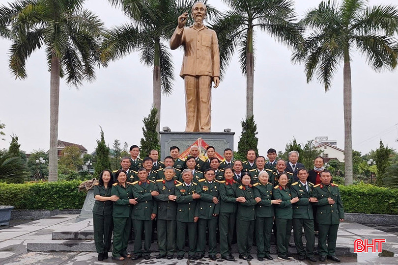 Ông Hoàng (hàng trên, ngoài cùng, bên trái) cùng đồng đội thường dâng hương, tham quan Khu lưu niệm Bác Hồ về thăm Hà Tĩnh vào các dịp lễ, tết. ảnh 3'.jpg