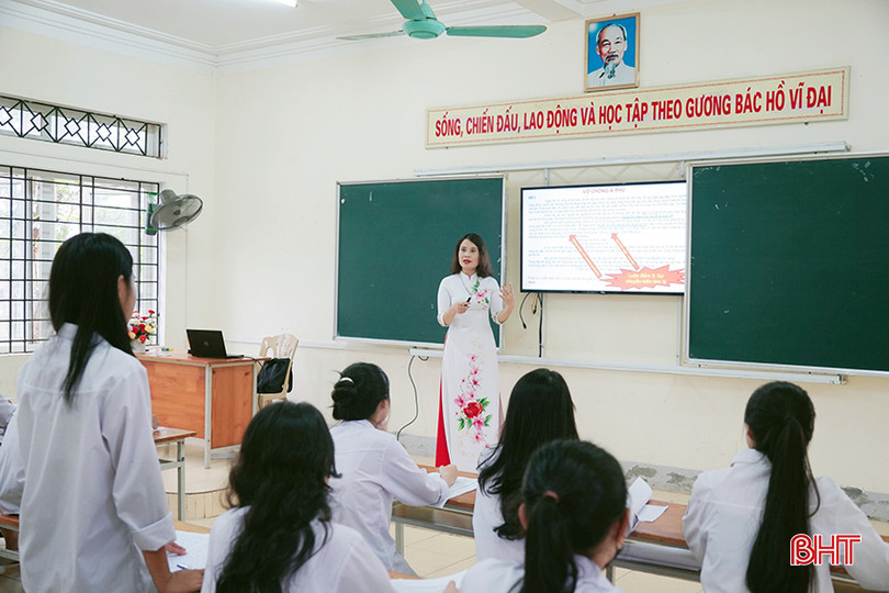 Sau này, ra trường đi dạy học, tôi tiếp tục đồng hành cùng bao thế hệ học trò miệt mài qua những mùa thi... z5451397848309_34798b78c06e5d8ac30c375b65331bfd.jpg