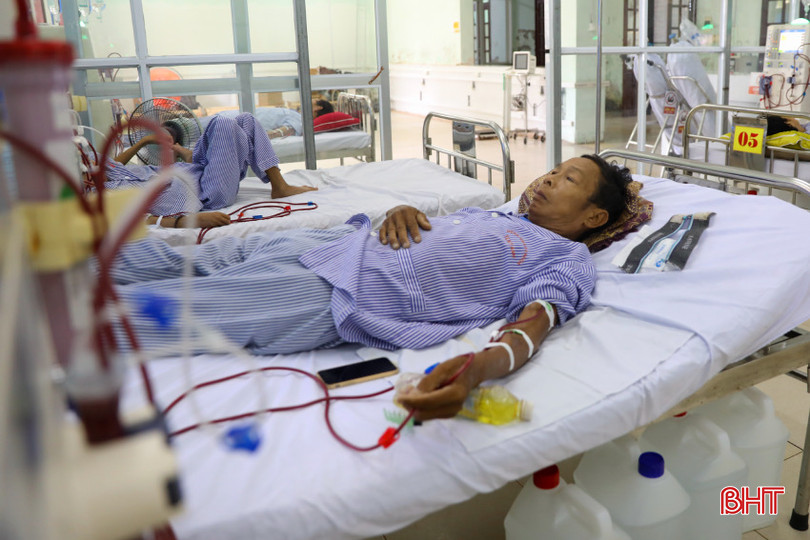 Ông Hồ Văn Lương bắt đầu được chạy thận từ sáng sớm. AG7A3828.jpeg