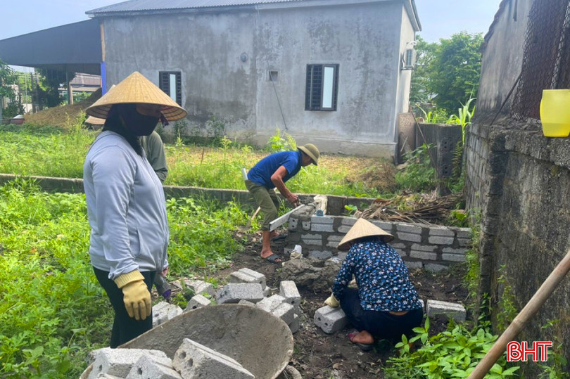 Người dân thôn Tây Hà tập trung xây dựng hố phân loại rác hữu cơ và chỉnh trang vườn hộ. 8ed6dfca1785b7dbee94-2.jpeg