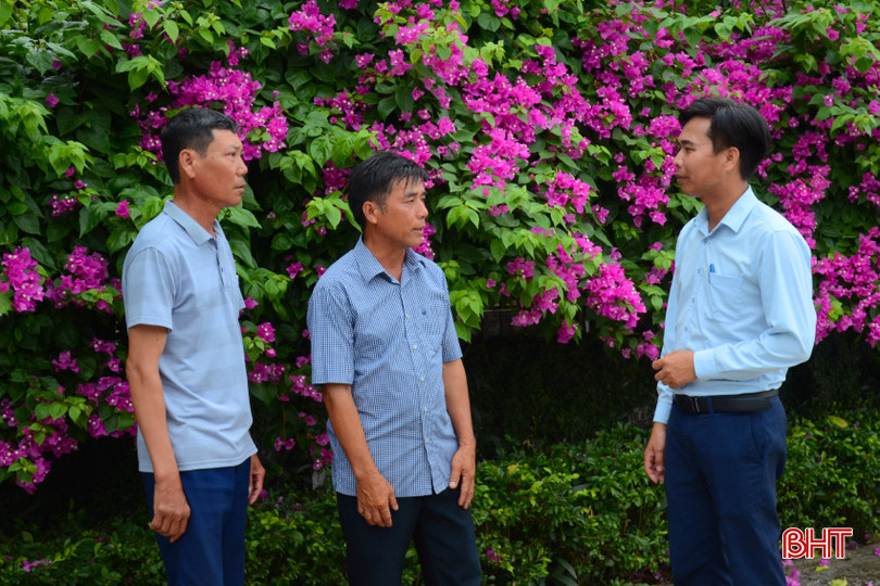 Lãnh đạo xã Kỳ Hà trao đổi với người dân, cán bộ thôn Nam Hà về xây dựng thôn thông minh. DSC_3646.jpeg