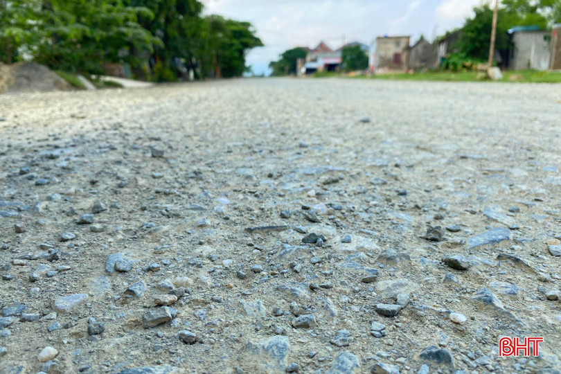 Các lớp base đá chỉ tạm khắc phục được tình trạng ổ voi, ổ gà trên tuyến đường. 8b9d7eab7c6fdd31847e-2.jpeg