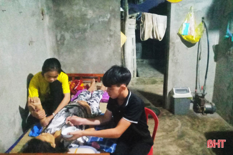 Hai con thương mẹ nằm liệt giường chịu đau đớn vì bệnh tình ngày một nặng. 7b3b02aa37be96e0cfaf-2.jpeg