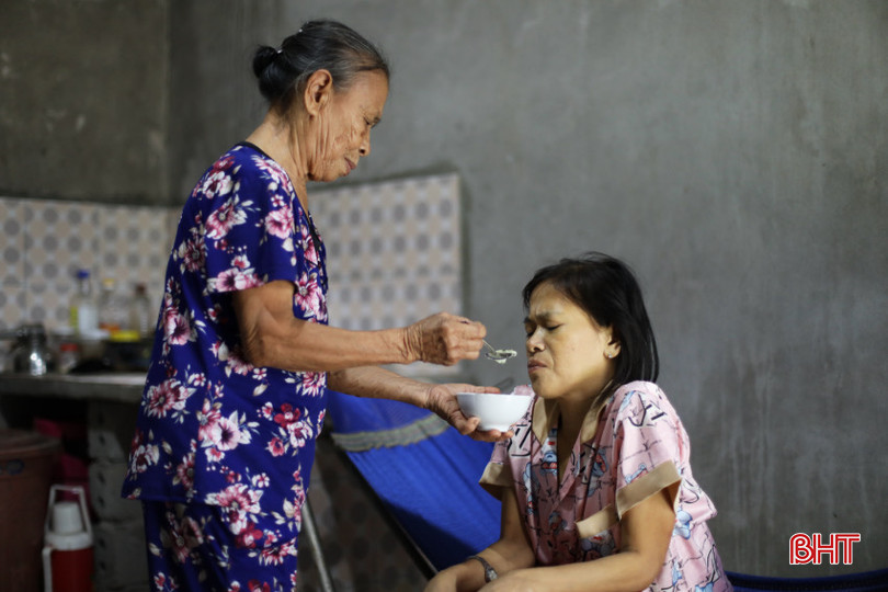 Bà Tiệm chăm sóc con gái - chị Nguyễn Thị Hòa. AG7A2881.jpeg