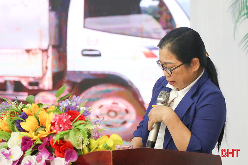 Chị Đặng Thị Huê - chủ mô hình nuôi lợn hữu cơ an toàn sinh học tại xã Kỳ Phong (huyện Kỳ Anh): Từ việc được thay đổi nhận thức để trực tiếp chăn nuôi lợn hữu cơ an toàn sinh học liên kết với Tập đoàn Quế Lâm, chúng tôi đã tạo ra sinh kế, tăng thu nhập cho gia đình. Tới đây, gia đình tiếp tục mở rộng quy mô đàn nái, đàn lợn thịt. IMG_6963.jpg