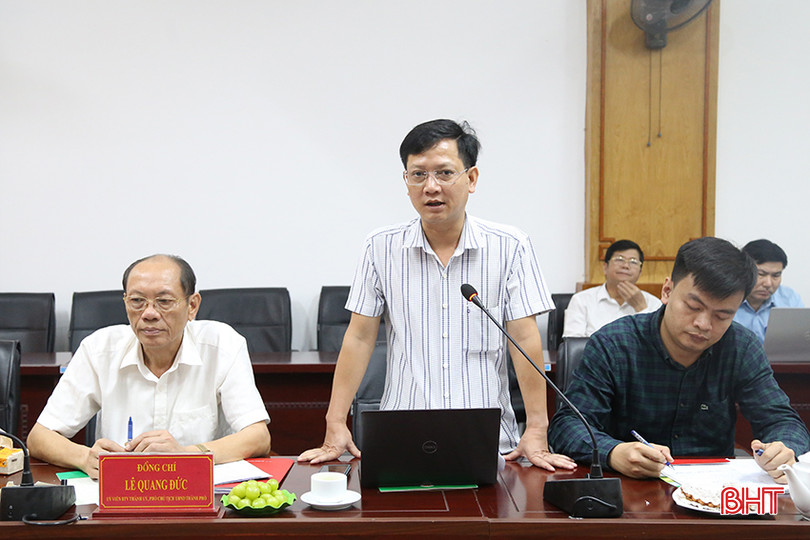 Ông Trần Quang Hưng - Trưởng phòng Kinh tế báo cáo tình hình phát triển kinh tế nông nghiệp, xây dựng nông thôn mới trên địa bàn TP Hà Tĩnh. IMG_7632.jpg