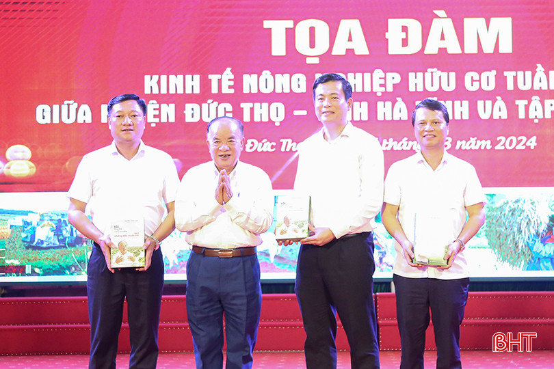 Dịp này, Chủ tịch HĐQT Công ty Tập đoàn Quế Lâm Nguyễn Hồng Lam đã trao tặng lãnh đạo huyện Đức Thọ tư liệu về quá trình phát triển nông nghiệp hữu cơ, nông nghiệp tuần hoàn và gần 40kg chế phẩm sinh học sử dụng trong sản xuất nông nghiệp hữu cơ; 1 thùng viên nén xử lý môi trường. IMG_7067.jpg