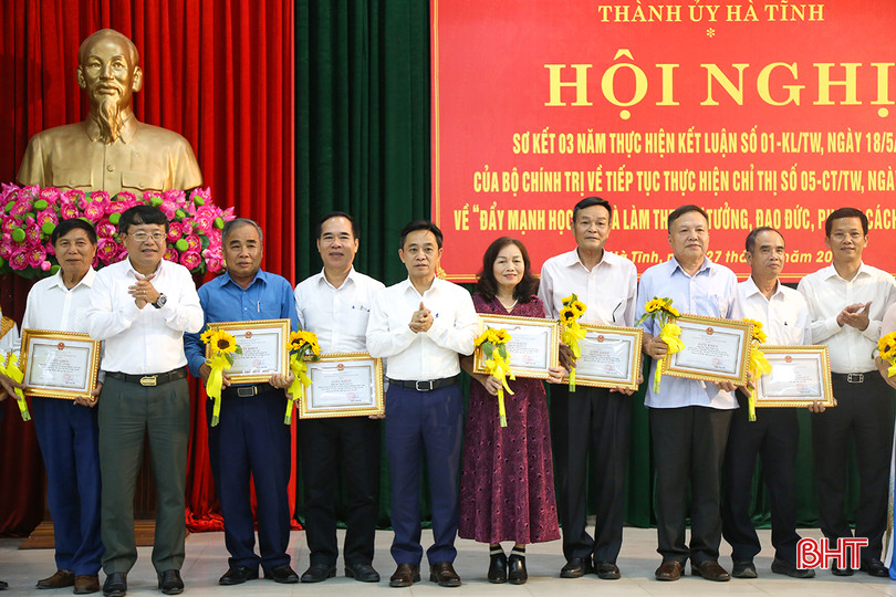…và 21 cá nhân có thành tích xuất sắc trong thực hiện Kết luận số 01-KL/TW ngày 18/5/2021 của Bộ Chính trị. IMG_7341.jpg