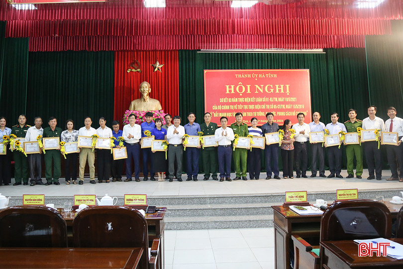 Phó Bí thư Thường trực Tỉnh ủy Trần Thế Dũng, Bí thư Thành ủy Dương Tất Thắng, Chủ tịch UBND Nguyễn Trọng Hiếu cùng lãnh đạo TP Hà Tĩnh tặng giấy khen cho 22 tập thể…. IMG_7326.jpg