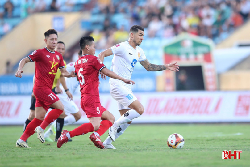 Nam Định (áo trắng) đánh bại Hồng Lĩnh Hà Tĩnh với tỷ số 1-0 ở vòng 24. zaaa.jpg