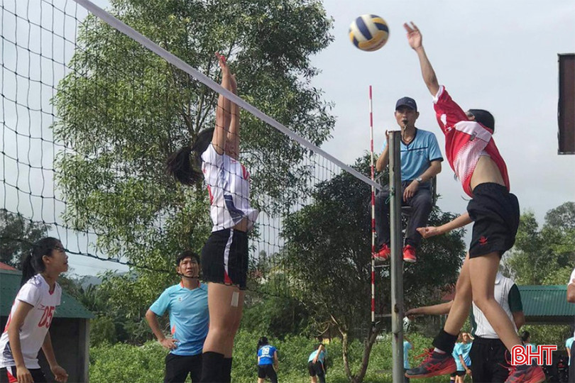Sở hữu chiều cao ấn tượng, Thùy Dương có những cú đánh uy lực. Kỷ niệm tác nghiệp tại Trường Sa.jpg