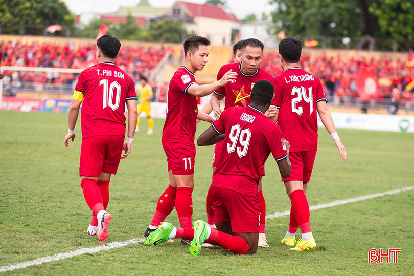Ibara ăn mừng bàn mở tỷ số. vfg.jpg