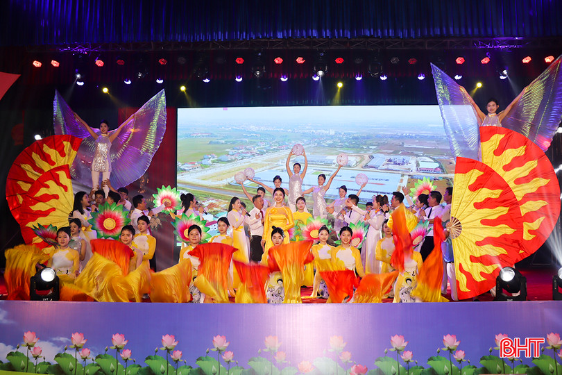 Mở đầu cuộc gặp mặt là chương trình nghệ thuật "Trần Phú - sáng mãi một niềm tin" 3 (1).jpg