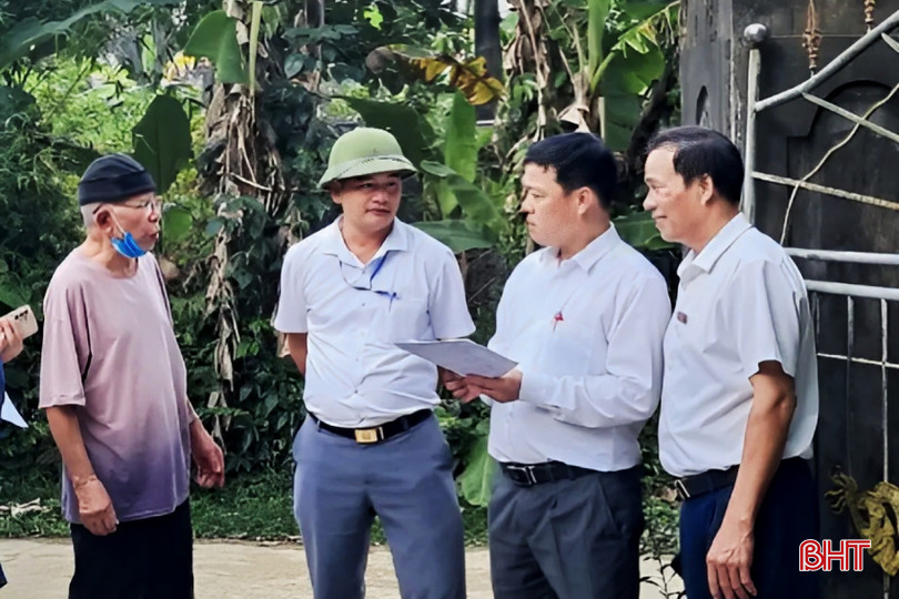 Ông Sáng (ngoài cùng bên trái) cùng lãnh đạo phường trao đổi với người dân TDP Hưng Nhân về việc hiến đất mở đường. ông sáng 3.jpeg