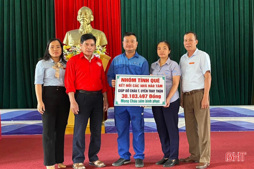 Ông Sáng (ngoài cùng bên phải) luôn tích cực vận động Nhân dân giúp đỡ người nghèo. ông sáng 4.jpeg