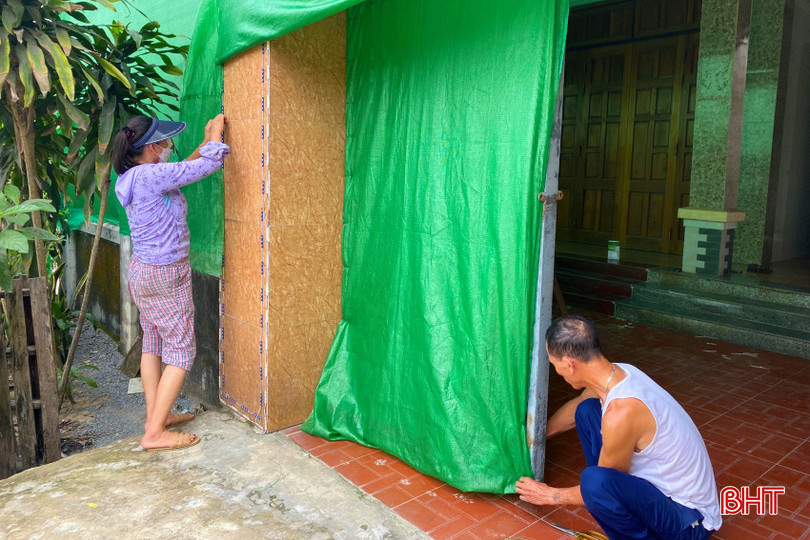 Gia đình bà Lê Thị Tuyết (thôn Tân Thắng) phủ bạt kín nhà để hạn chế bụi. đường 7.jpeg
