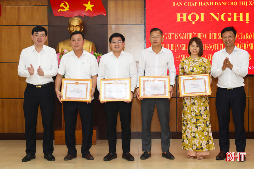 Nhân dịp này, BCH Đảng bộ TX Kỳ Anh trao giấy khen cho 3 tập thể và 5 cá nhân có thành tích xuất sắc trong việc thực hiện Chỉ thị 38; 4 tập thể và 4 cá nhân có thành tích xuất sắc 10 năm thực hiện Nghị quyết 06. AG7A1364.jpeg