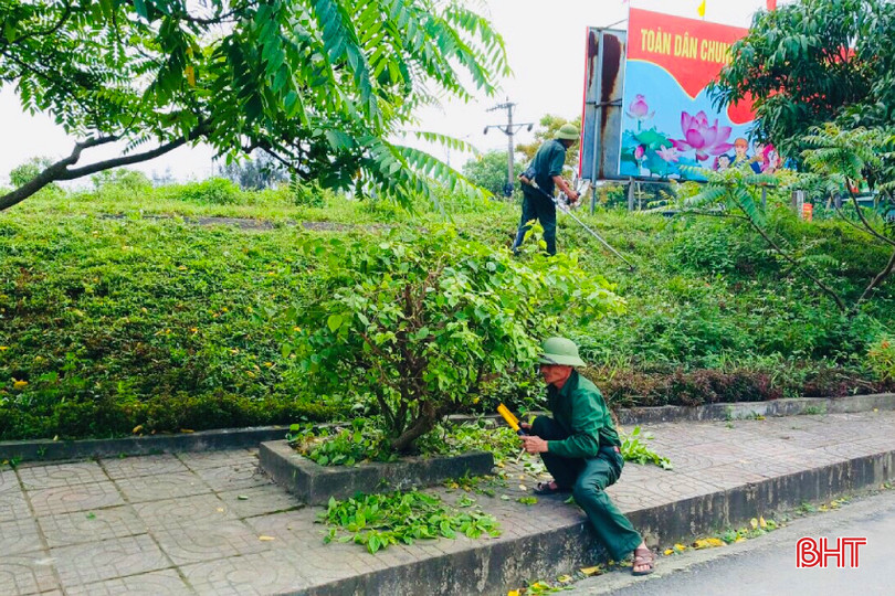 Hoàn thành các tiểu tiêu chí về nước sạch sẽ giúp Kỳ Hoa đạt chuẩn NTM nâng cao trước tháng 6/2024. Trong ảnh: Người dân thôn Hoa Đông ra quân dọn vệ sinh, tạo cảnh quan tại tuyến đường trục chính xã. kỳ hoa 1.jpeg