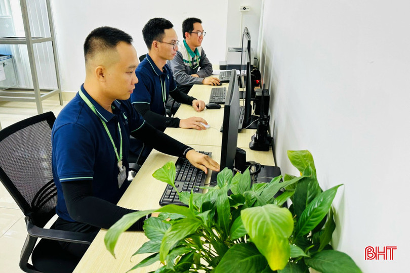 Anh Nguyễn Đăng Đình (ngoài cùng) cùng kíp trực thực hiện nhiệm vụ trong dịp lễ. 7cbf81a9b3311d6f4420-2.jpeg