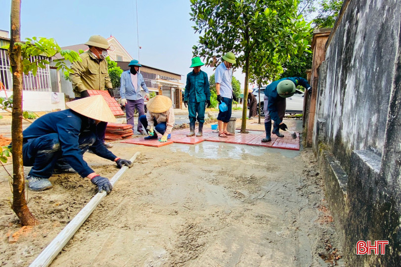 Phường Kỳ Phương tập trung hoàn thành 5 tiêu chí đô thị văn minh còn thiếu. Trong ảnh: Lát gạch vỉa hè tại tổ dân phố Nhân Hoà, Kỳ Phương. 066af64f837c2d22746d-2.jpeg