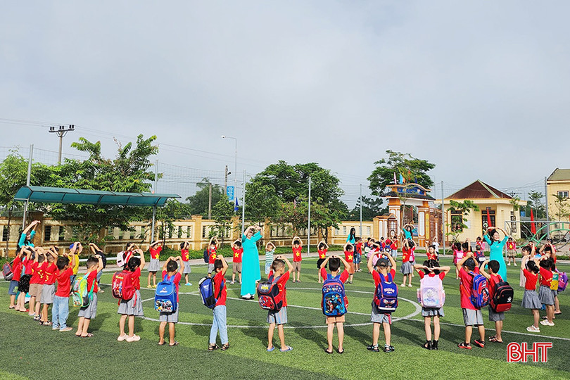 Một tiết sinh hoạt giữa giờ của cô và trò Trường Tiểu học Yên Hồ (ảnh tư liệu). z5461747940887_5006b9828e77cb2ce6aabab2ed643703.jpg
