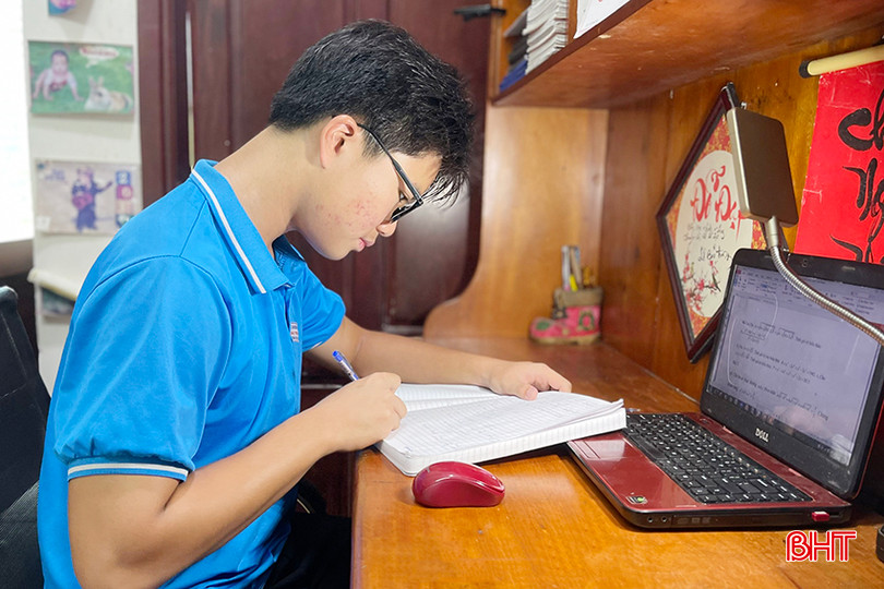 Bước vào thời gian nghỉ hè nhưng Bảo Trung vẫn sắp xếp thời gian biểu hợp lý giữa nghỉ ngơi và học tập. z5485650889896_79f7f54b646a96722a3c9a8c08eb45d9.jpg