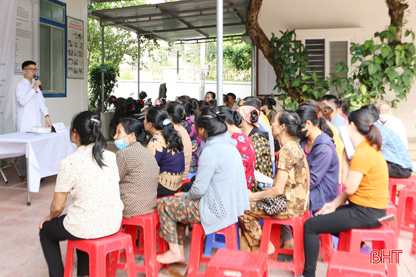 Đông đảo người dân xã Sơn Kim 1 (huyện Hương Sơn) đã được đại diện Công ty cổ phần Hóa sinh Việt Nam tư vấn về các dịch vụ, phương tiện tránh thai... trong Đề án 818. z5481475163521_836e32374e12e7864b1687bdf9168217.jpg