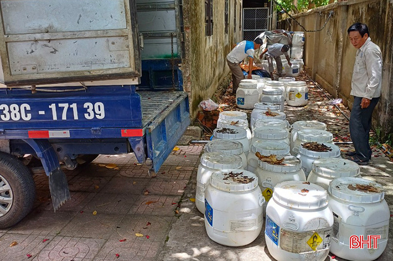 Huyện Lộc Hà cấp phát hóa chất để xử lý môi trường nuôi tại vùng có dịch đốm trắng. z5494020917246_4f1d16e79be6e0bf77d0fbc24a9aa7e8.jpg