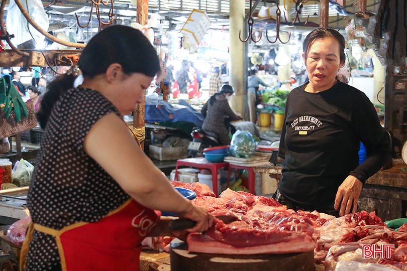 Hoạt động mua - bán thịt ở chợ dân sinh bị ảnh hưởng do giá lợn hơi tăng. ảnh lợn.jpg