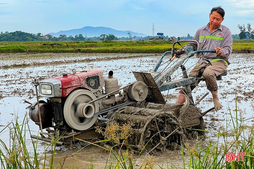 Huyện Cẩm Xuyên huy động hơn 1.500 máy làm đất và 147 máy cày đa năng, giúp bà con nông dân hoàn thành sớm khâu làm đất. z5510930534589_390eb5d60ac325da29ef95aa7fce9ccd.jpg