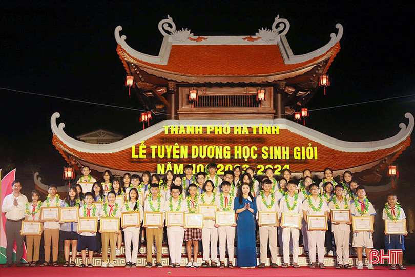 ... trao giấy khen cho 47 học sinh đạt giải ba trong các kỳ thi và các cuộc thi, hội thi cấp tỉnh. Ảnh 14.jpg