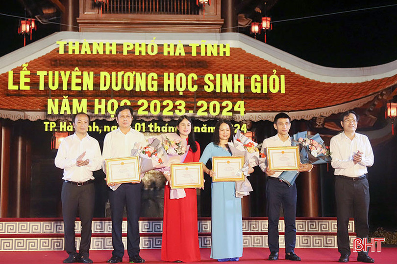 Lãnh đạo thành phố trao giấy khen cho 4 tập thể có thành tích cao trong công tác đào tạo, bồi dưỡng học sinh giỏi. ẢNh 17.jpg