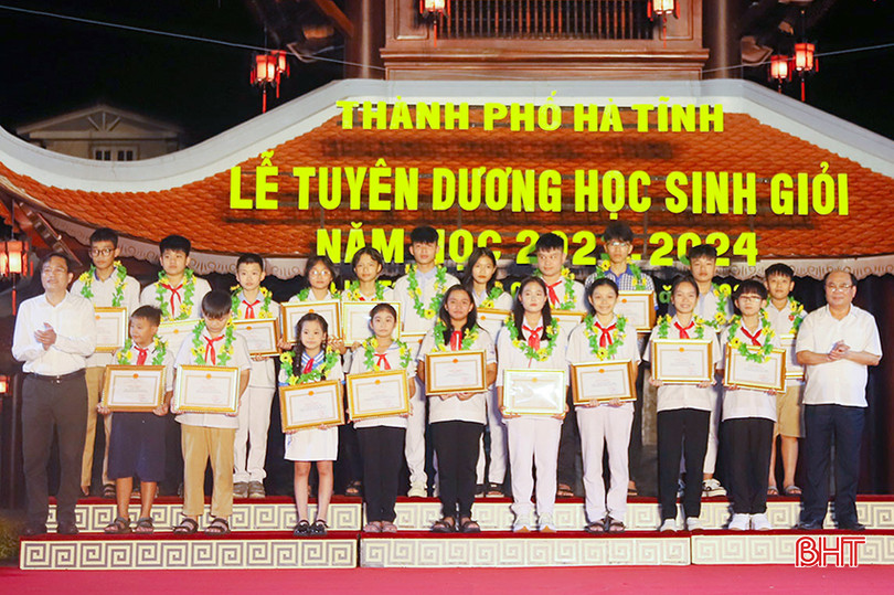 Lãnh đạo TP Hà Tĩnh trao giấy khen của UBND thành phố cho 21 học sinh tiểu học, THCS đạt giải các cuộc thi cấp quốc gia, giải nhất học sinh giỏi cấp tỉnh... Ảnh 11.jpg
