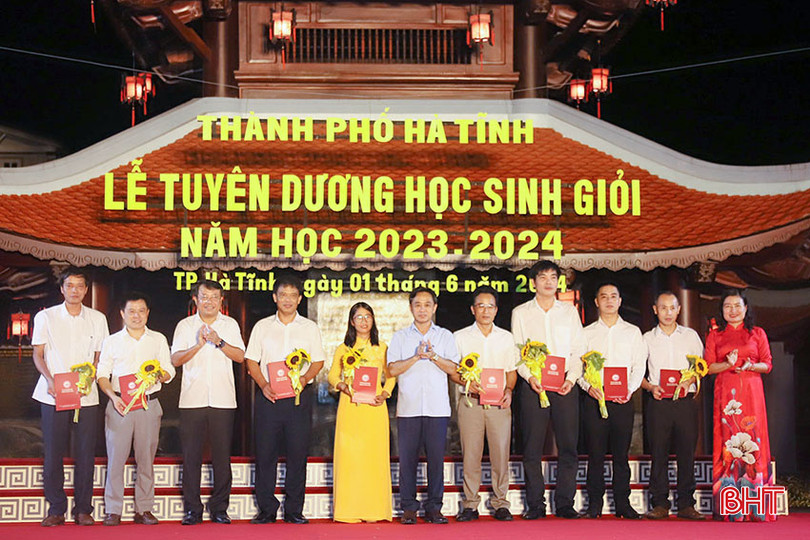 Phó Bí thư Thường trực Tỉnh ủy Trần Thế Dũng, Bí thư Thành ủy Dương Tất Thắng, Giám đốc Sở GD&ĐT Nguyễn Thị Nguyệt trao thưởng cho 10 giáo viên có nhiều thành tích trong bồi dưỡng học sinh giỏi cấp quốc gia. Ảnh 15.jpg